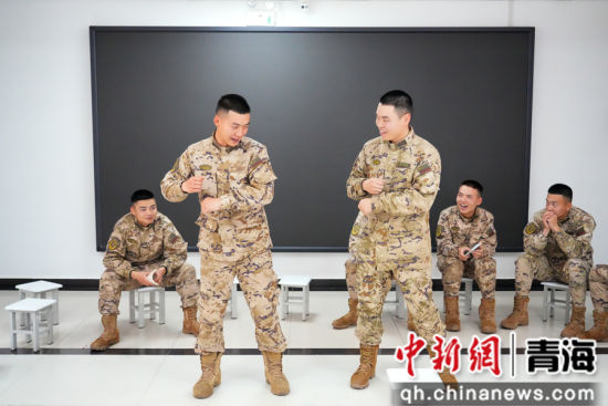 图为官兵进行才艺展示。曹展 摄 图为官兵进行才艺展示。曹展 摄