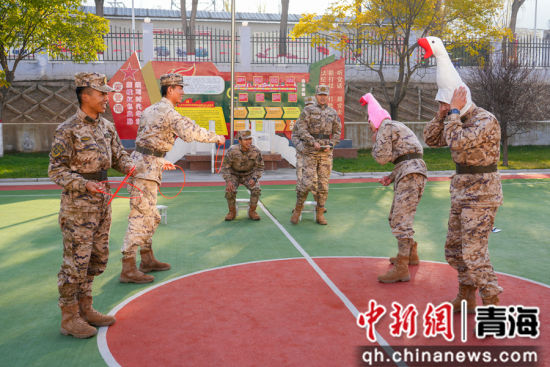 图为官兵一起玩游戏巧套大鹅。罗子怡 摄 图为官兵一起玩游戏巧套大鹅。罗子怡 摄