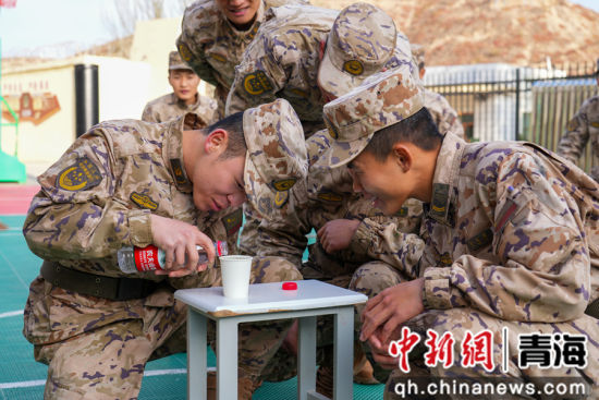 图为官兵一起玩游戏端水大师。曹展 摄 图为官兵一起玩游戏端水大师。曹展 摄