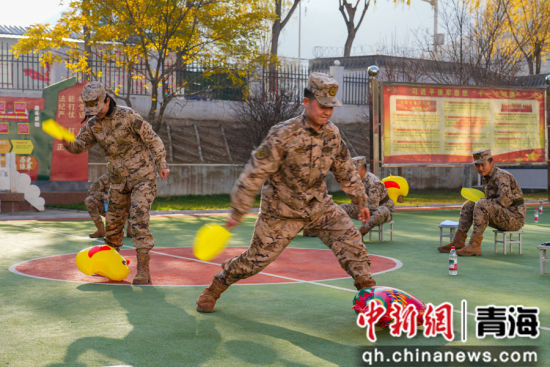 图为官兵一起玩游戏追赶鸭子。曹展 摄 图为官兵一起玩游戏追赶鸭子。曹展 摄