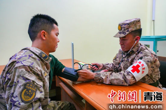 图为医疗小分队为官兵进行医疗巡诊。罗子怡 摄 图为医疗小分队为官兵进行医疗巡诊。罗子怡 摄