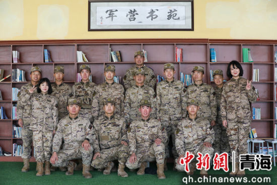 图为知心姐姐与官兵合影留念。曹展 摄 图为知心姐姐与官兵合影留念。曹展 摄