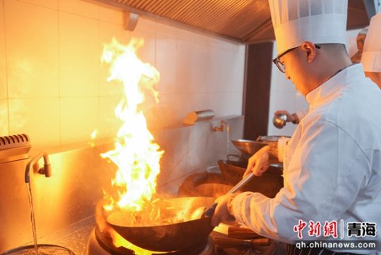 图为参考官兵正在颠锅翻炒。 张勇强摄 图为参考官兵正在颠锅翻炒。 张勇强摄