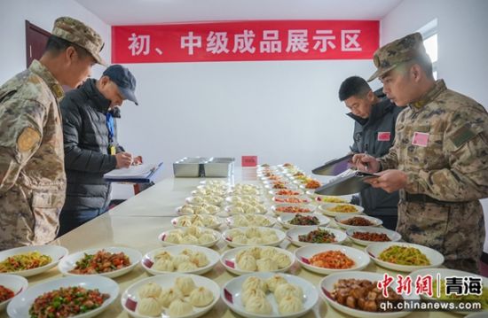 图为考评员评判菜品现场。 张勇强摄 图为考评员评判菜品现场。 张勇强摄