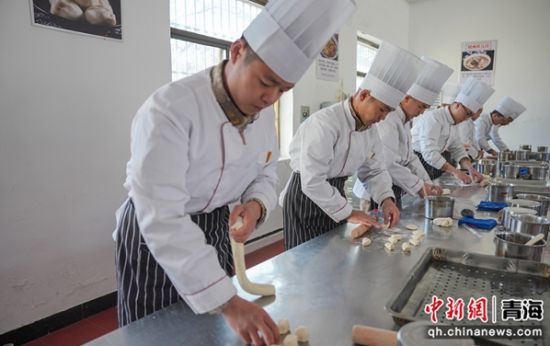 图为参考官兵正在制作面点。 詹海洋摄 图为参考官兵正在制作面点。 詹海洋摄