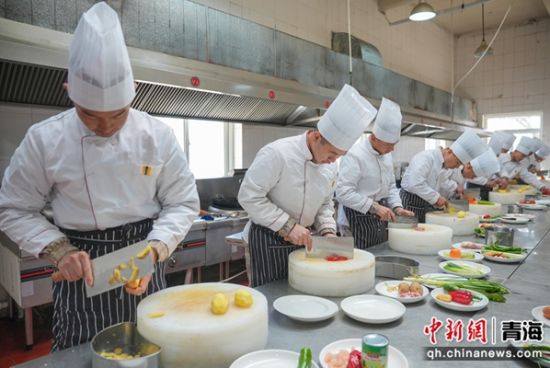 图为参考官兵正在准备菜品。 李宝摄 图为参考官兵正在准备菜品。 李宝摄