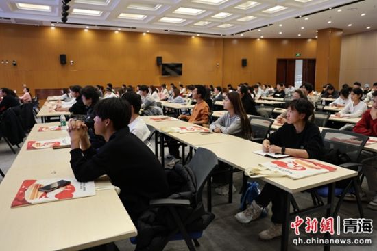 图为现场大学生专注听讲。梁君隆 摄 图为现场大学生专注听讲。梁君隆 摄