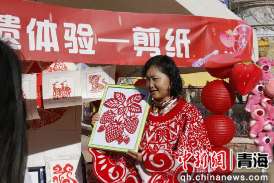 图为活动现场的非遗代表性项目体验区,手工艺从业者展示“草莓”主题的剪纸。陈宗淇 摄 图为活动现场的非遗代表性项目体验区,手工艺从业者展示“草莓”主题的剪纸。陈宗淇 摄
