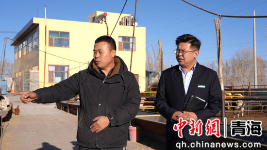 图为农户向格尔木支行客户经理介绍相关产业发展。 孟玮 供图 图为农户向格尔木支行客户经理介绍相关产业发展。 孟玮 供图