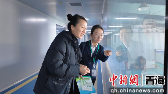 图为企业负责人向客户经理介绍产品。刘健 摄 图为企业负责人向客户经理介绍产品。刘健 摄