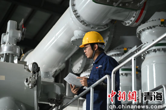 资料图为国能青海海北公司维保人员正在开展设备巡检工作。 曹寿进摄 资料图为国能青海海北公司维保人员正在开展设备巡检工作。 曹寿进摄