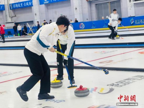 图为上海冰壶队进行比赛。孙睿 摄 图为上海冰壶队进行比赛。孙睿 摄