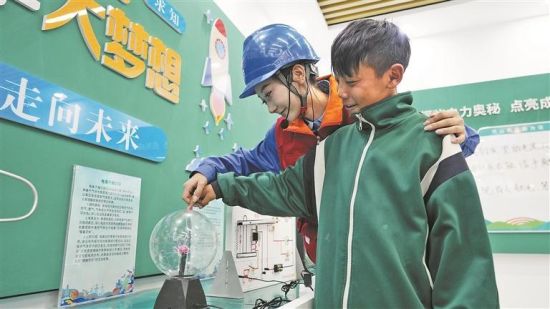 电力科普教室内,国家电网工作人员给学生普及电力知识。孙启锐 摄 电力科普教室内,国家电网工作人员给学生普及电力知识。孙启锐 摄