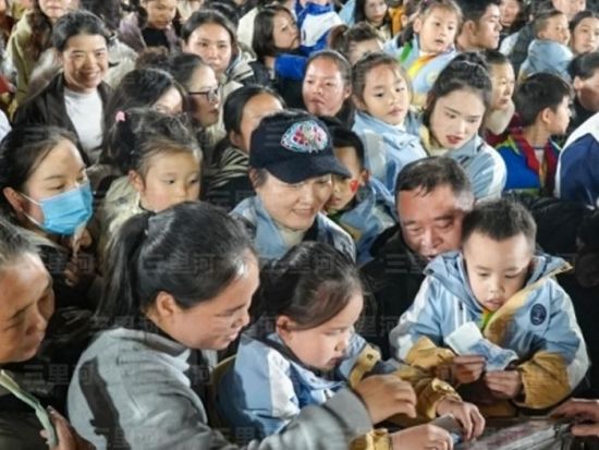 贵州省黔东南州榕江县在“村超”球场举行向香港大埔火灾受灾民众捐赠仪式,图为募捐现场。中新社发 吴化雨 摄 贵州省黔东南州榕江县在“村超”球场举行向香港大埔火灾受灾民众捐赠仪式,图为募捐现场。中新社发 吴化雨 摄