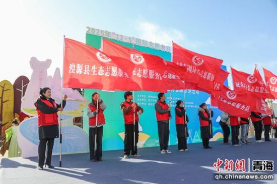 图为参与活动的志愿者。 马铭言 摄 图为参与活动的志愿者。 马铭言 摄