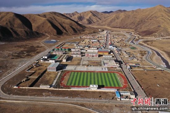 图为地处高原的哇尔依乡民族寄宿制小学。 张忠苹 摄 图为地处高原的哇尔依乡民族寄宿制小学。 张忠苹 摄