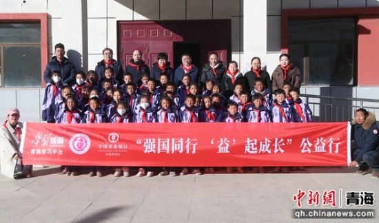 图为捐赠活动后合影留念。 张忠苹 摄 图为捐赠活动后合影留念。 张忠苹 摄