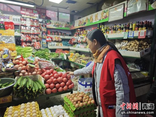 图为社区网格员在超市为独居老人代购。城中区委宣传部供图 图为社区网格员在超市为独居老人代购。城中区委宣传部供图