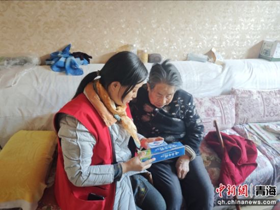 图为社区网格员入户为独居老人送去生活用品。城中区委宣传部供图 图为社区网格员入户为独居老人送去生活用品。城中区委宣传部供图