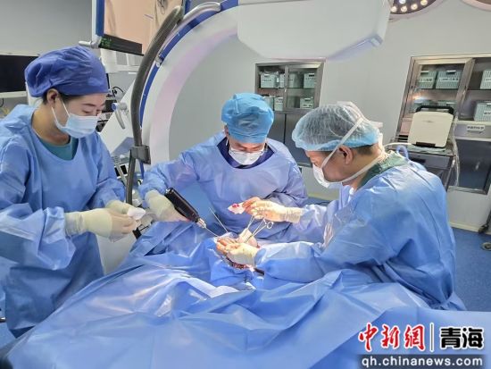 图为手术现场。西宁市第一人民医院供图 图为手术现场。西宁市第一人民医院供图