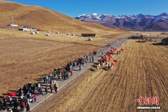 图为徒步活动现场。(无人机照片)张忠苹 摄 图为徒步活动现场。(无人机照片)张忠苹 摄