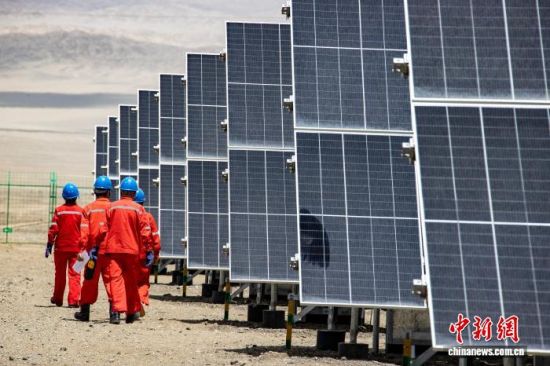 图为青海油田光伏电站工作人员进行日常维护。青海油田供图 图为青海油田光伏电站工作人员进行日常维护。青海油田供图