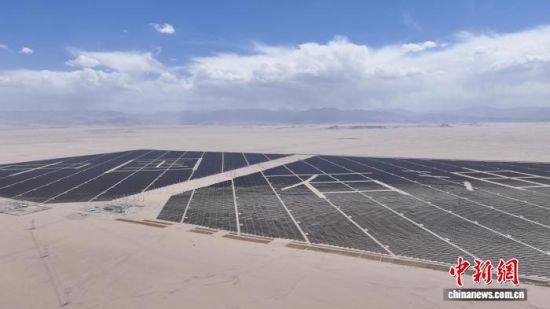 图为青海油田100万千瓦光伏电站。(无人机照片) 马铭言 摄 图为青海油田100万千瓦光伏电站。(无人机照片) 马铭言 摄