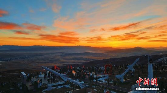 图为游客打卡青海湖北岸同宝山日出美景。杜德奇摄 图为游客打卡青海湖北岸同宝山日出美景。杜德奇摄