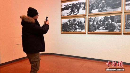 图为网络达人走进青海原子城纪念馆。顾倩摄 图为网络达人走进青海原子城纪念馆。顾倩摄