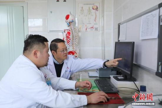 图为援青医生宋红浦(右)与本地医生讨论病例。马铭言 摄 图为援青医生宋红浦(右)与本地医生讨论病例。马铭言 摄