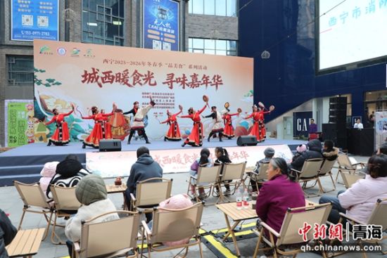 图为活动现场的民族歌舞表演。 马铭言 摄 图为活动现场的民族歌舞表演。 马铭言 摄