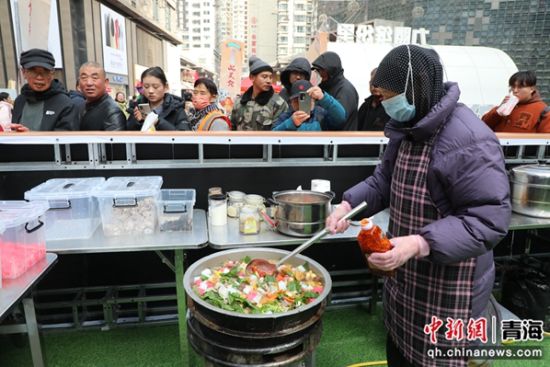 图为现场制作的青海熬饭。 马铭言 摄 图为现场制作的青海熬饭。 马铭言 摄