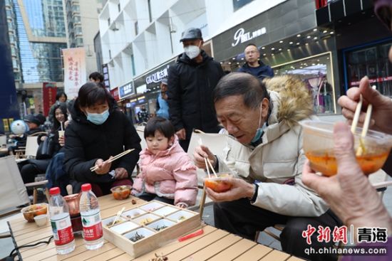 图为民众现场品尝美食。 马铭言 摄 图为民众现场品尝美食。 马铭言 摄