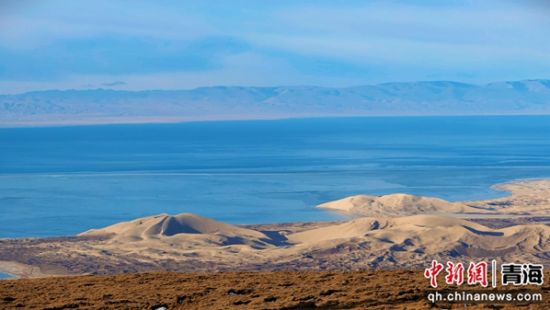 图为冬日青海湖。杜德奇摄 图为冬日青海湖。杜德奇摄