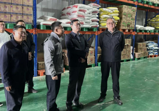 图为作者(中)在基层企业调研。 李生荣摄 图为作者(中)在基层企业调研。 李生荣摄