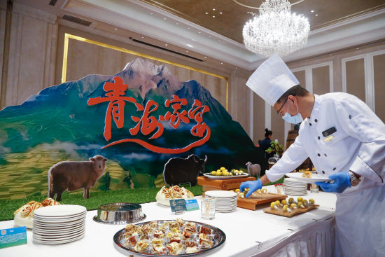 6月25日,“青海家宴美食月”活动在西宁启幕。青海省商务厅正式发布了青海家宴的崭新版本,全新的青海家宴以六大体系菜式为核心,系统梳理了青海饮食文化脉络,为传承和弘扬青海地域特色与民族饮食文化搭建了崭新平台。马铭言摄 6月25日,“青海家宴美食月”活动在西宁启幕。青海省商务厅正式发布了青海家宴的崭新版本,全新的青海家宴以六大体系菜式为核心,系统梳理了青海饮食文化脉络,为传承和弘扬青海地域特色与民族饮食文化搭建了崭新平台。马铭言摄