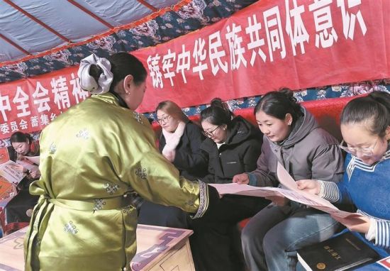 蒙古包里唠政策。吴婷婷 青普力 摄 蒙古包里唠政策。吴婷婷 青普力 摄