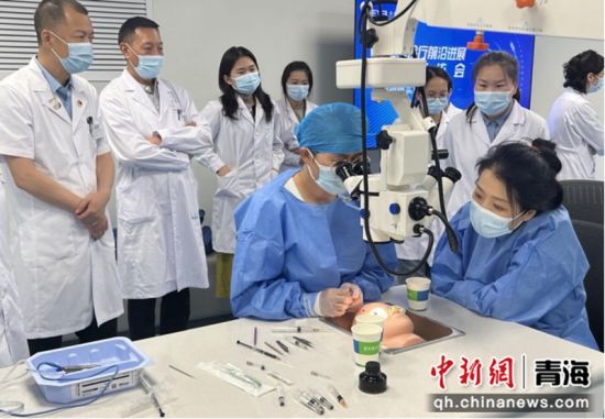 图为眼科医生在实验室做学术交流。史秋梅 摄 图为眼科医生在实验室做学术交流。史秋梅 摄