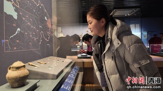 图为研究班学员在青海省博物馆参与现场教学。 徐景康摄 图为研究班学员在青海省博物馆参与现场教学。 徐景康摄