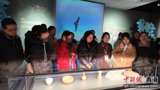 图为研究班学员在青海省博物馆参与现场教学。 徐景康摄 图为研究班学员在青海省博物馆参与现场教学。 徐景康摄