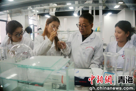 ͼΪҩѧԺƼԱŶָʦѧʵ顣ຣѧͼ