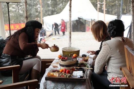 ͼΪѩ��ů�����ֳ�����ѩ���ΰ�����Χ¯��衣��������������