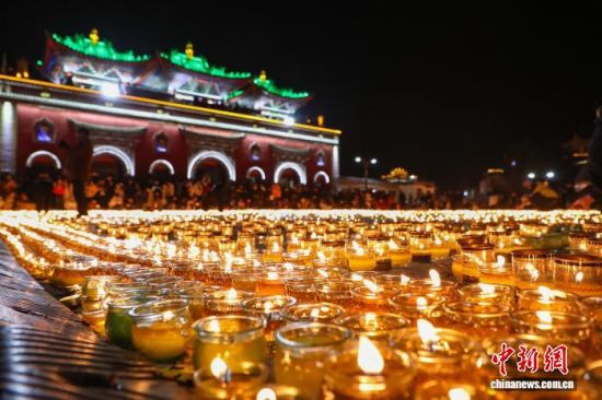 12月14日,塔尔寺燃灯日现场。中新社记者 马铭言 摄 12月14日,塔尔寺燃灯日现场。中新社记者 马铭言 摄