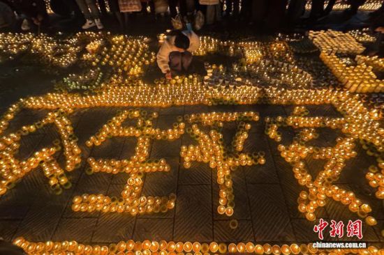12月14日,塔尔寺燃灯日现场的“众生平安”字样灯阵。中新社记者 陈宗淇 摄 12月14日,塔尔寺燃灯日现场的“众生平安”字样灯阵。中新社记者 陈宗淇 摄