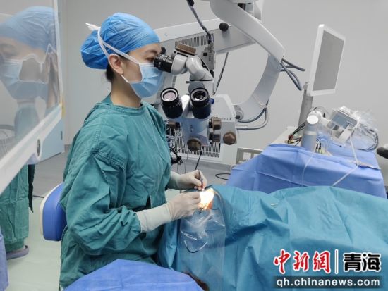 图为患者进行飞秒激光辅助白内障手术。史秋梅 摄 图为患者进行飞秒激光辅助白内障手术。史秋梅 摄