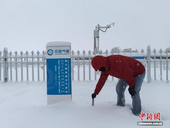 ͼΪ��������������Ա������ѩ��ȡ��Ƕ� ��