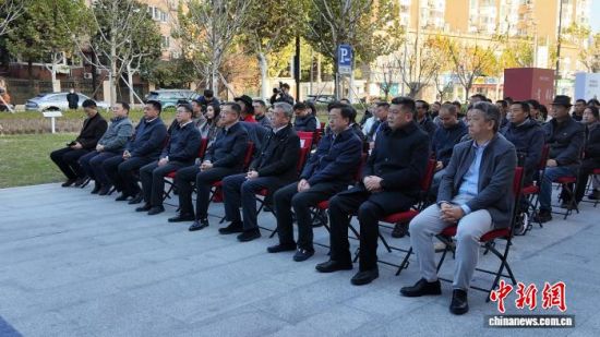 ͼΪ���ؾ����������С�����������ʽ�ֳ����ź�����