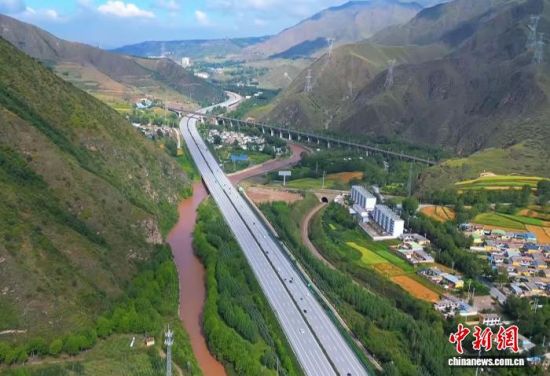 ����ͼΪո�µĹ�·������ɽˮ֮�䡣����Դ�ؽ�ͨ����ֹ�ͼ