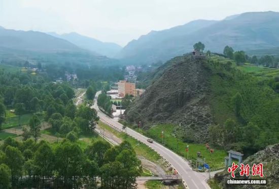 ����ͼΪո�µĹ�·������ɽˮ֮�䡣����Դ�ؽ�ͨ����ֹ�ͼ