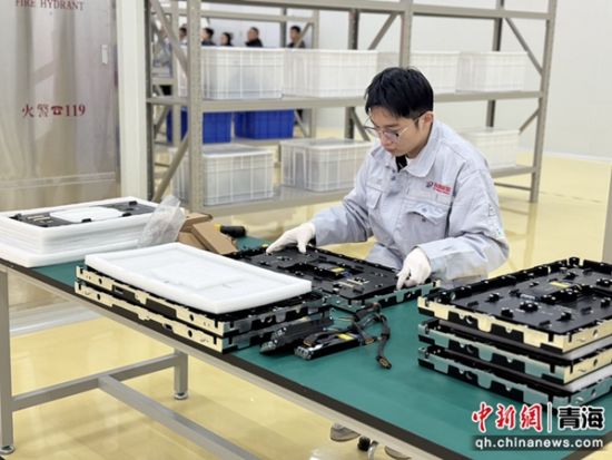 ͼΪ������Ա�ֳ���ʾ��װ��Ļ���塣��� ��